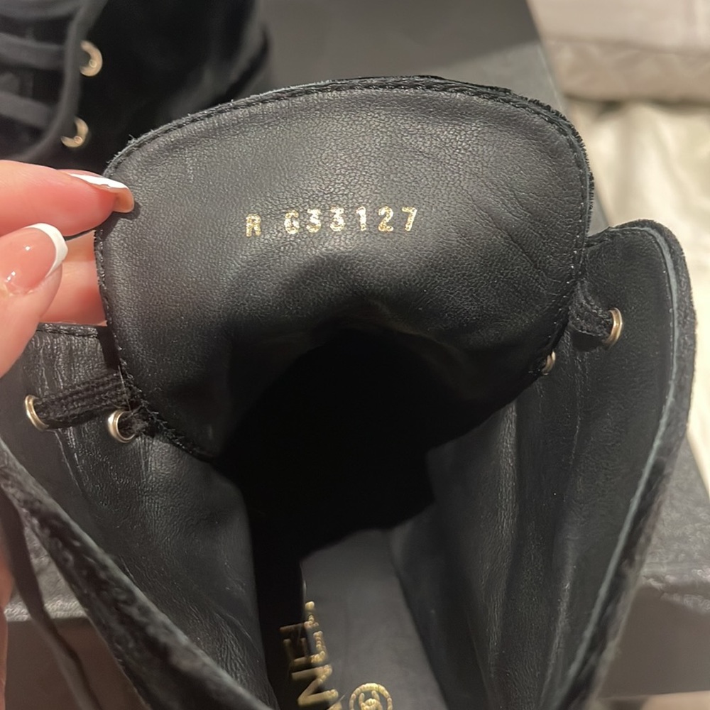 Black velvet Chanel short boots 39.5 - Picture 6 of 8